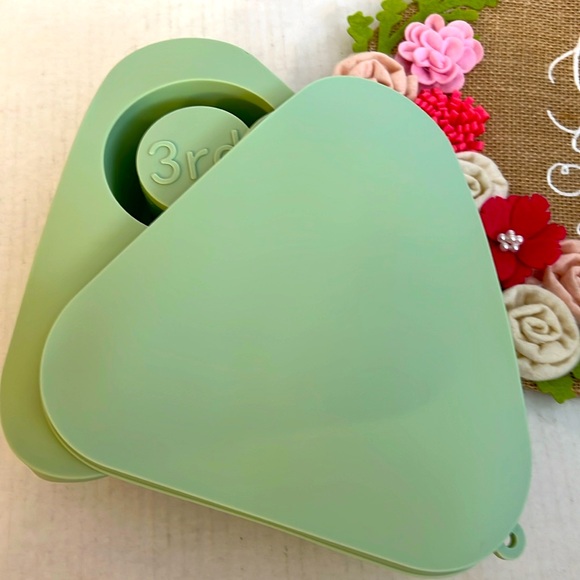 Ice Cube Tray Large Capacity Ice Lattice with Cover NEW!!! Pretty Green - Picture 9 of 11